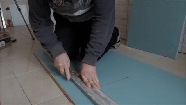 Закрываем трубы гипсокартоном и делаем отверстие для смотрового люка смотреть онлайн