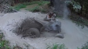 квадроцикл 200 кубов берет  лужи с полноприводными квадроциклами