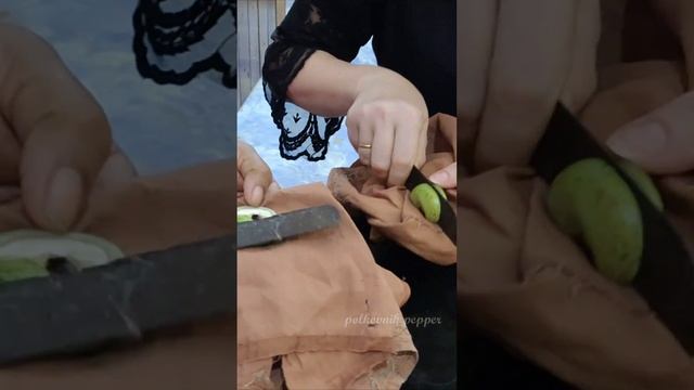 Индийская тётя учит как чистить Орехи Кешью смотреть онлайн