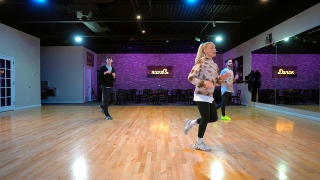 Easy to Follow 20 Minute Cha Cha Dance Workout смотреть онлайн