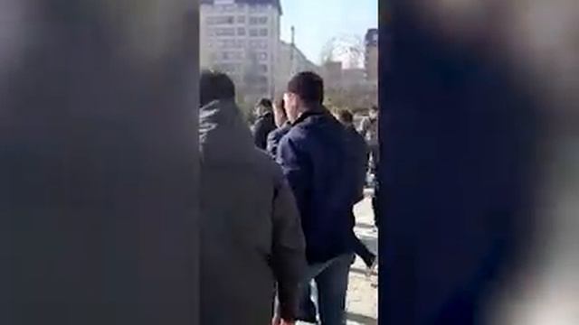 Сооронбай Жээнбеков вместе с народом прочел “Жума намаз” смотреть онлайн
