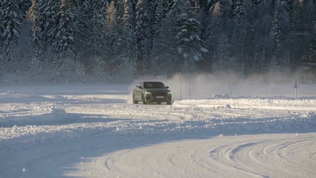 2020 Audi RS Q3 Sportback - Dynamic shots on ice | NewsAuto смотреть онлайн