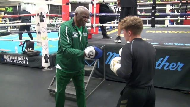 Floyd Mayweather Sr. teaches the shoulder roll to a Utah fighter preparing for his 1st amateur figh смотреть онлайн