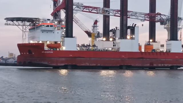 Один из кораблей устанавливающий ветряки в Северном море смотреть онлайн