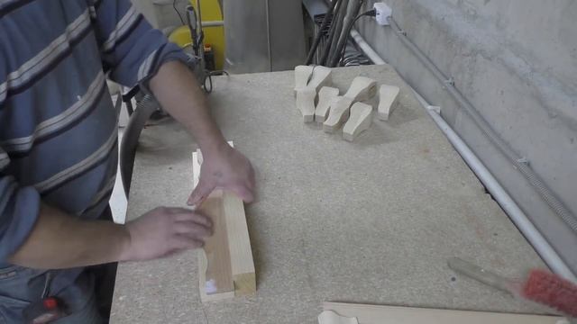 ПРИКРОВАТНАЯ ТУМБОЧКА. Ножки кабриоль.