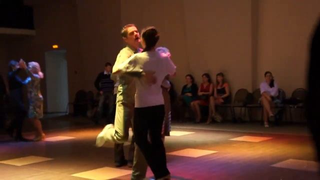 я и Маша танцуем французский вальс.MP4 смотреть онлайн