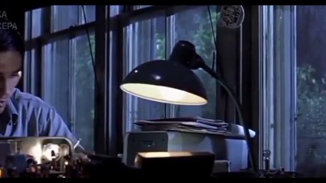 Полицейский разговаривает через радиоприемник с отцом из прошлого. #кино #фэнтези #краткийсюжет смотреть онлайн