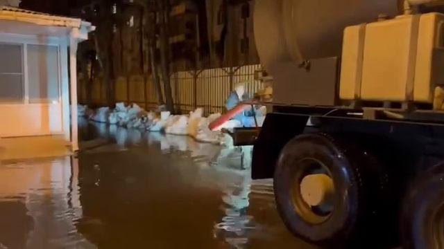 Вода, вода, кругом вода! Очищаем территорию МЭЦ от растаявшего снега.февраль 2022 смотреть онлайн