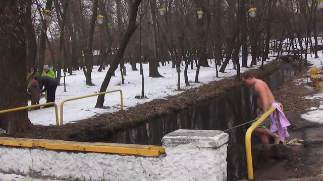 19.01.2017 Крещенские купания Александра Анатольевича смотреть онлайн