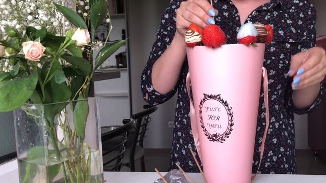 Букет из Клубники в шоколаде в шляпной коробке смотреть онлайн