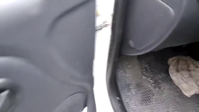 Замена лампочки в левой фаре Лада Ларгус. Часть 2 смотреть онлайн