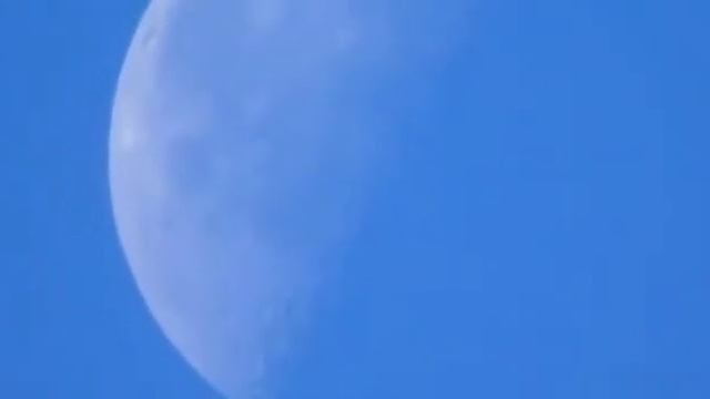 Must See Splendid View Of The Moon Captured By The Sony Cybershot DSC-H400 смотреть онлайн