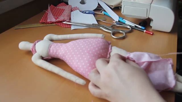 Мастер класс Тильда в горошек. Урок 7. Пошив одежды. смотреть онлайн