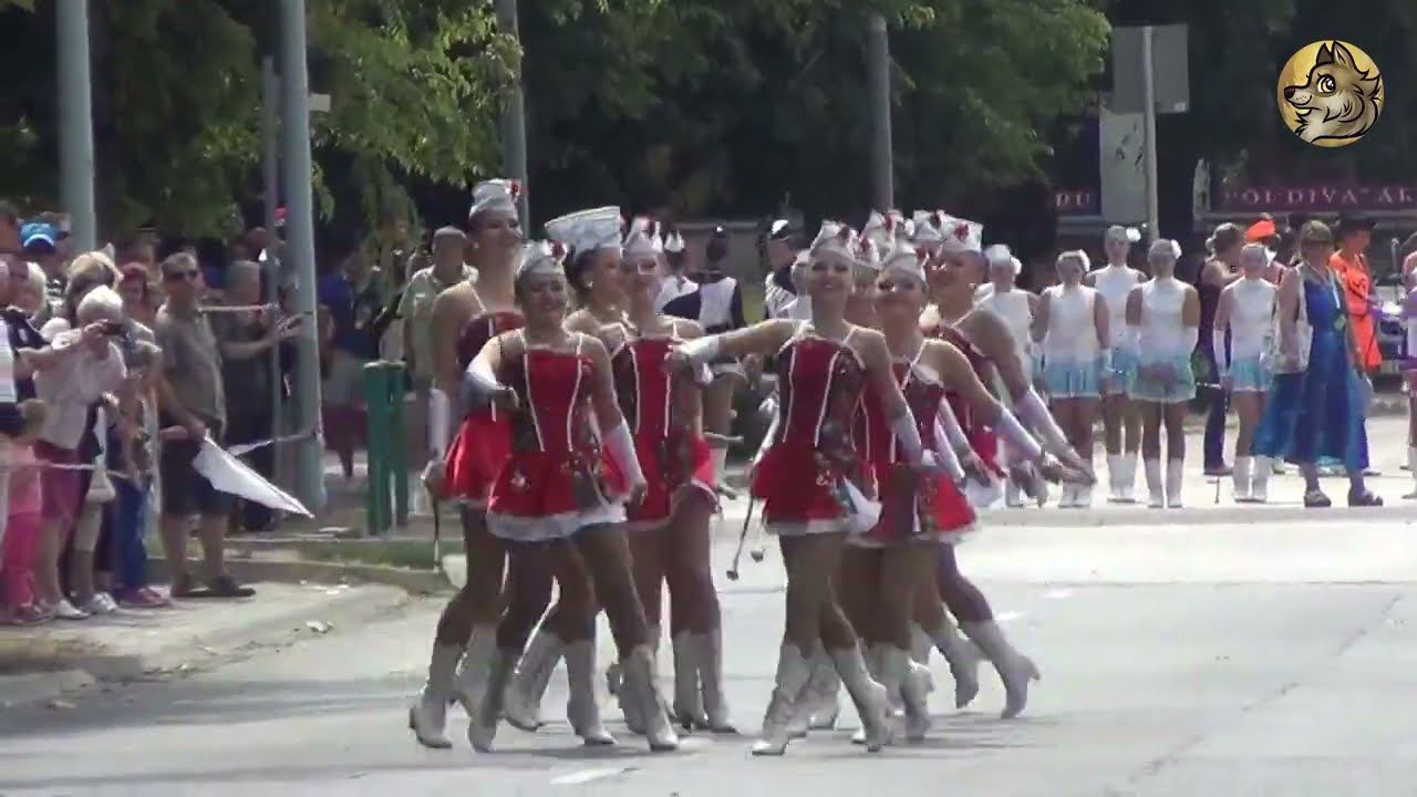 МАРШ ЖЕНСКИХ БРИГАД - А НУ-КА, ДЕВУШКИ - группа "НЕПОСЕДЫ" - МАЖОРЕТКИ смотреть онлайн