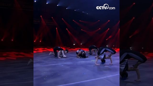 Оригинальный акробатический танец смотреть онлайн