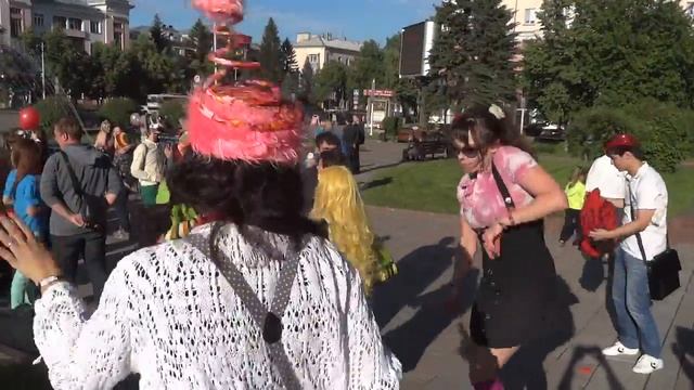 Зажигательный танец. "Театральная площадь", Кемерово, 10 июня смотреть онлайн