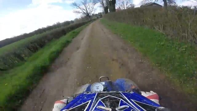 quad dans les chemin et dans un pré ! смотреть онлайн