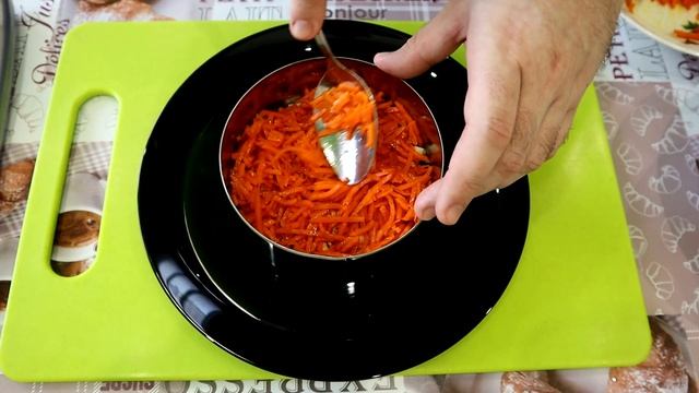Вкусный слоеный салат из курицы, корейской моркови и маринованных огурцов смотреть онлайн