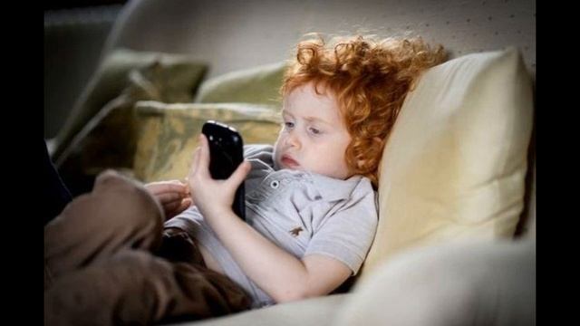 В каком возрасте можно давать ребенку телефон и стоит ли это вообще делать? смотреть онлайн