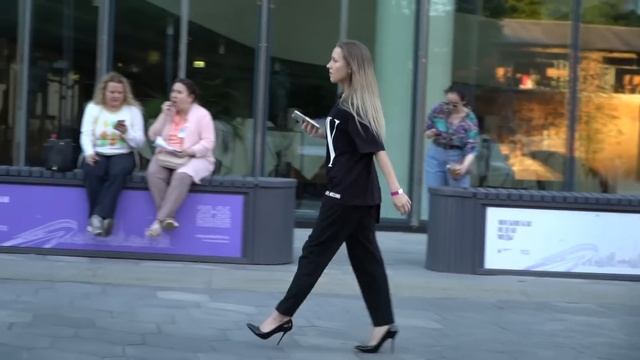 Много моды, стиля и трендов. Актуальная летняя обувь. смотреть онлайн