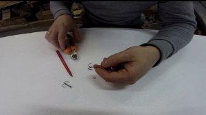 Как поменять старый крючок на блесне
