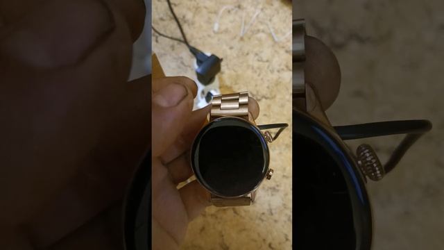 Экран часов перестал работать совсем... на видео слышно, что зарядка подключилась... часы вибрируют смотреть онлайн