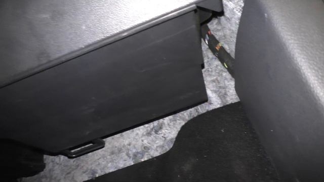 VW Polo Sedan - Как снять бардачок