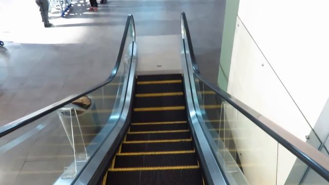 NOISY Otis Escalator at KLIA 2 International airport смотреть онлайн