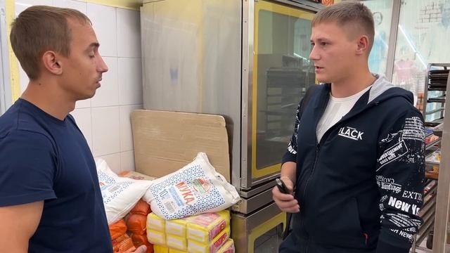 БЕЗОПАСНИК ТУХЛОПРИТОНА УДАРИЛ БЛОГЕРА ДВЕРЬЮ! ПОСТАВИЛ НА МЕСТО БОРЗУЮ КРЫШУ МАГАЗИНА. смотреть онлайн