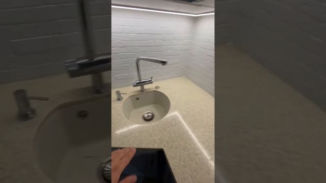 Кухня в классическом стиле с фасадами из массива смотреть онлайн