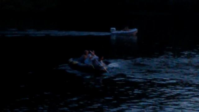 Вон кто то в лодочке плывёт... и хорошо плывут, ну надо же! смотреть онлайн