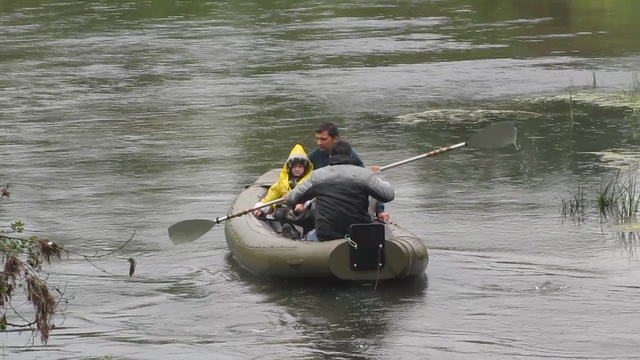 Георгий и Даниил на лодке