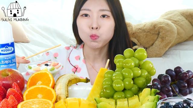 ASMR MUKBANG| 레인보우 과일 생크림 먹방 & 레시피 (딸기, 망고, 메론, 샤인머스켓, 파인애플) DESSERT CREAM AND FRUITS EATING смотреть онлайн