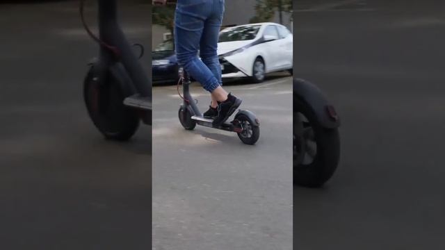 Električni romobil s dvostrukim ovjesom koji bi svatko poželio - Xiaomi Electric Scooter 4 Ultra смотреть онлайн