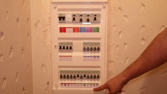 Зачем столько автоматов? На примере однушки в ЖК Красный Аксай. Электрик Ростов смотреть онлайн