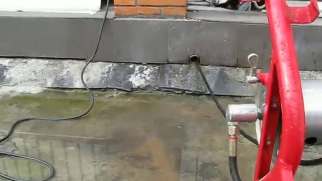 Гидродинамическая прочистная машина в действии.