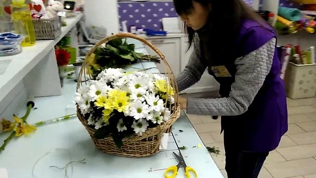 Букеты в корзине Корзины плетеные Москва Новосибирск Красноярск Кемерово Барнаул