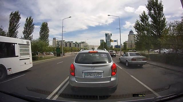 Наглый ездюк автобуса Астаны №50. г.н. Z224DE Принять меры смотреть онлайн