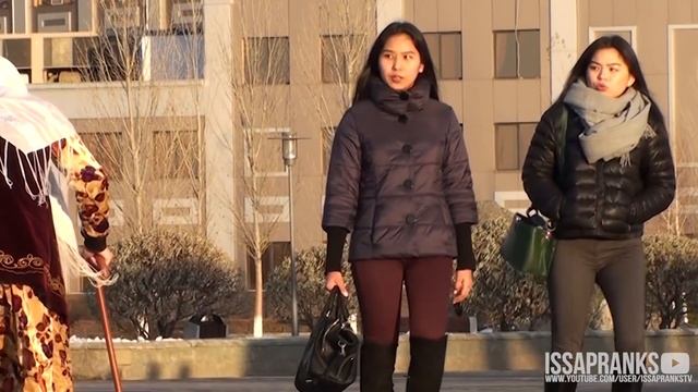 ► Пранк. Апашка Салима пугает прохожих / Granny Gone Wild Prank смотреть онлайн