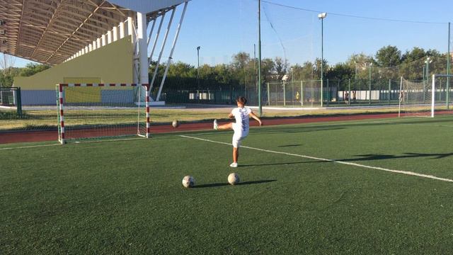 Удары носком после проката мяча смотреть онлайн