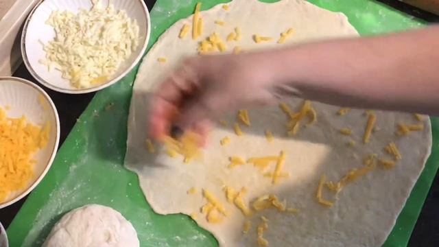 Чумовые батоны с сыром , зеленью и чесноком/Пушистые и Мега аппетитные смотреть онлайн