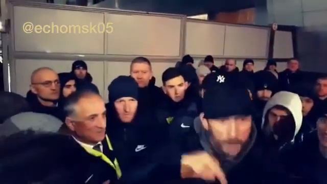 Арсен Акаев эмоционально общается с болельщиками смотреть онлайн