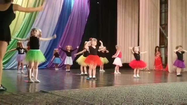 ПЕРВОЕ ВЫСТУПЛЕНИЕ МИЛАНЫ - танец "В КАЖДОМ МАЛЕНЬКОМ РЕБЕНКЕ" - ШКОЛА ТАНЦЕВ "Zafira" смотреть онлайн