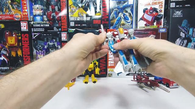 Игрушки трансформеры - Бамблби, Оптимус Прайм, Мегатрон и Старскрим.