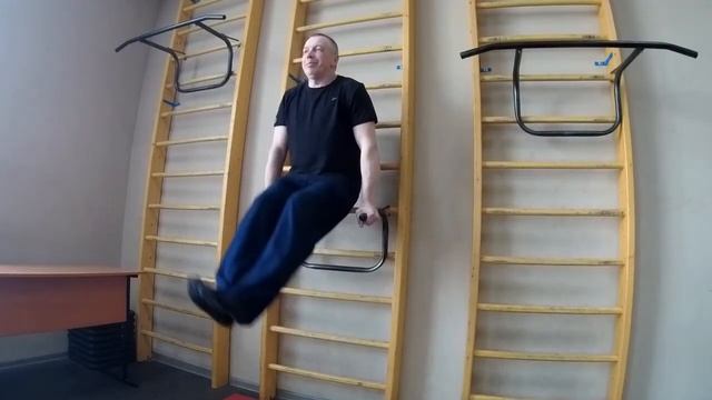 Как проработать пресс на брусьях. Съёмка на экшен камеру Sjcam sj8 pro. смотреть онлайн