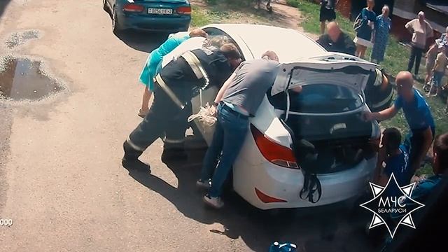 Ребенок в запертой машине в жару: на помощь пришли спасатели смотреть онлайн