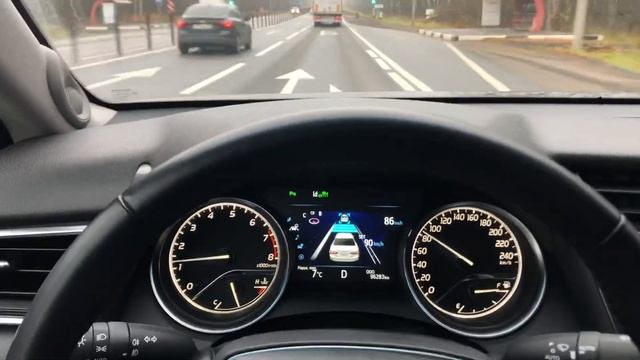 Камри 70. Как (не) работает система удержания в полосе