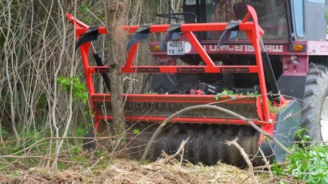 Мульчер PRINOTH (AHWI) M550m-2410 и трактор УЭС-280 (Полесье) на залежных землях Тверской области