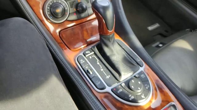 Conhecendo uma Mercedes Benz SL-500 5.0 2002 com baixo valor de mercado. смотреть онлайн