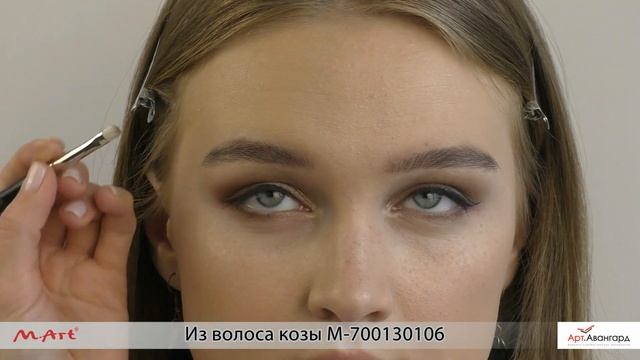 Маленькая овальная кисть из волоса белой козы